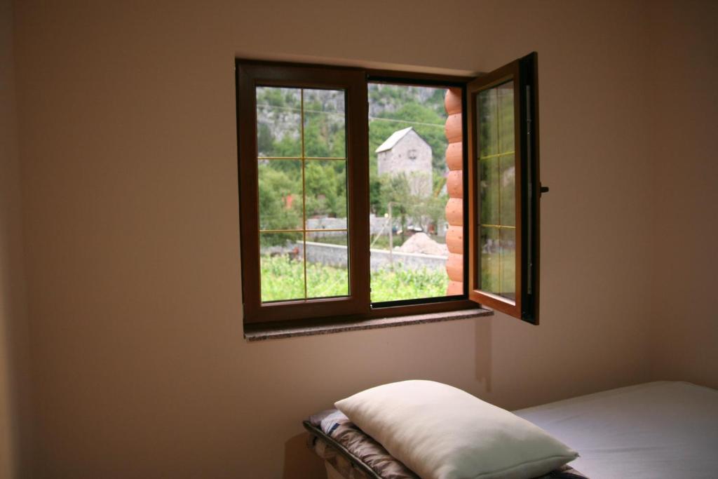 Bujtina Dreni - Tripla Stanza Con Vista In Montagna