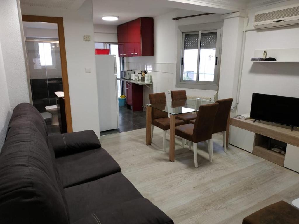 sala de estar con sofá y mesa en apartamento Miñes en Zaragoza