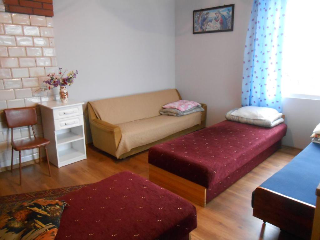 uma sala de estar com um sofá e uma mesa em Agroturystyka U Jadwigi em Lipsk