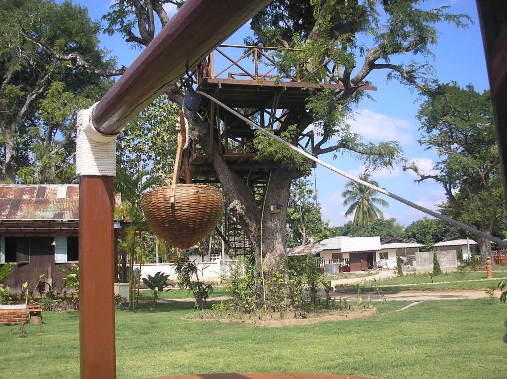 Zahrada ubytování Tamarind Grand Resort Mae Sariang