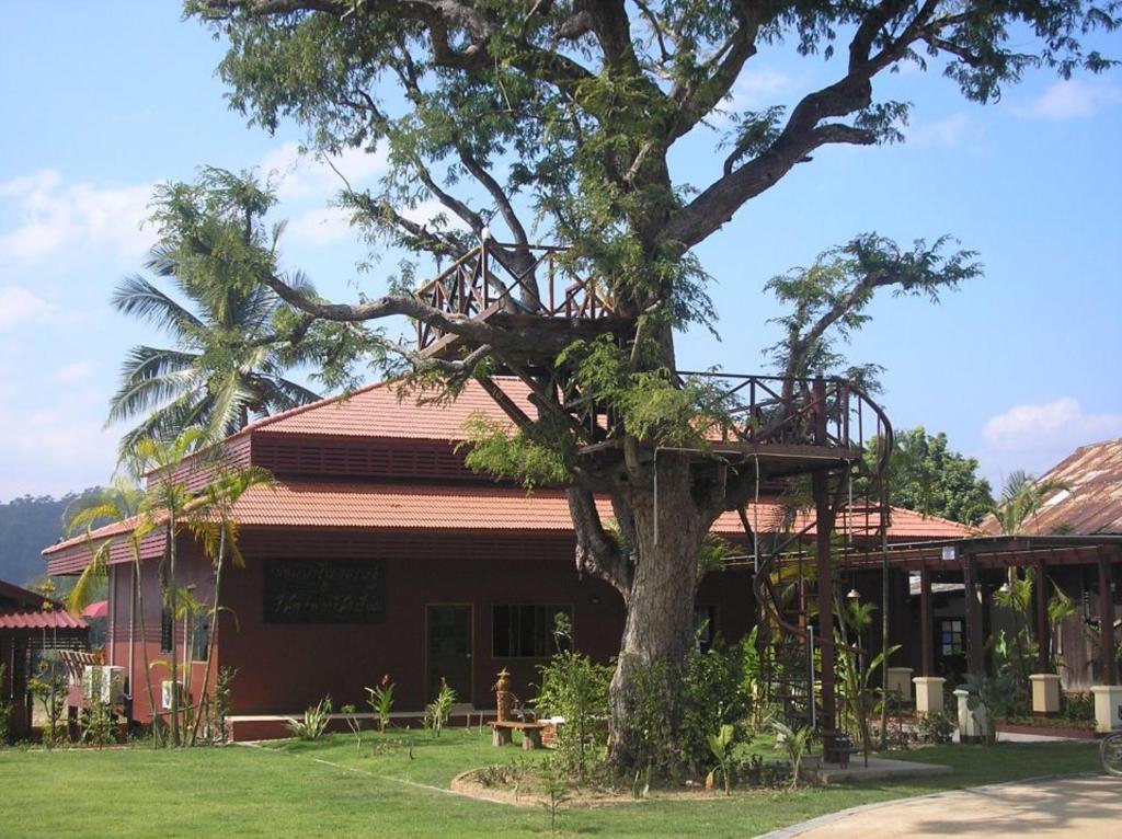Zahrada ubytování Tamarind Grand Resort Mae Sariang