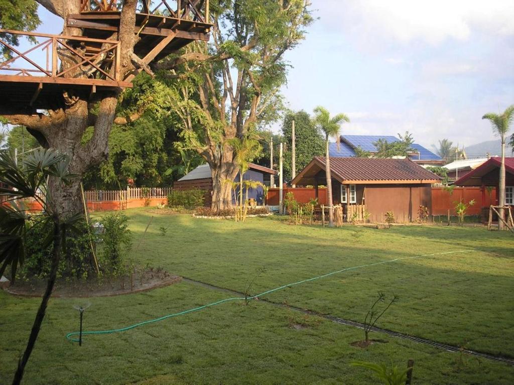 Zahrada ubytování Tamarind Grand Resort Mae Sariang