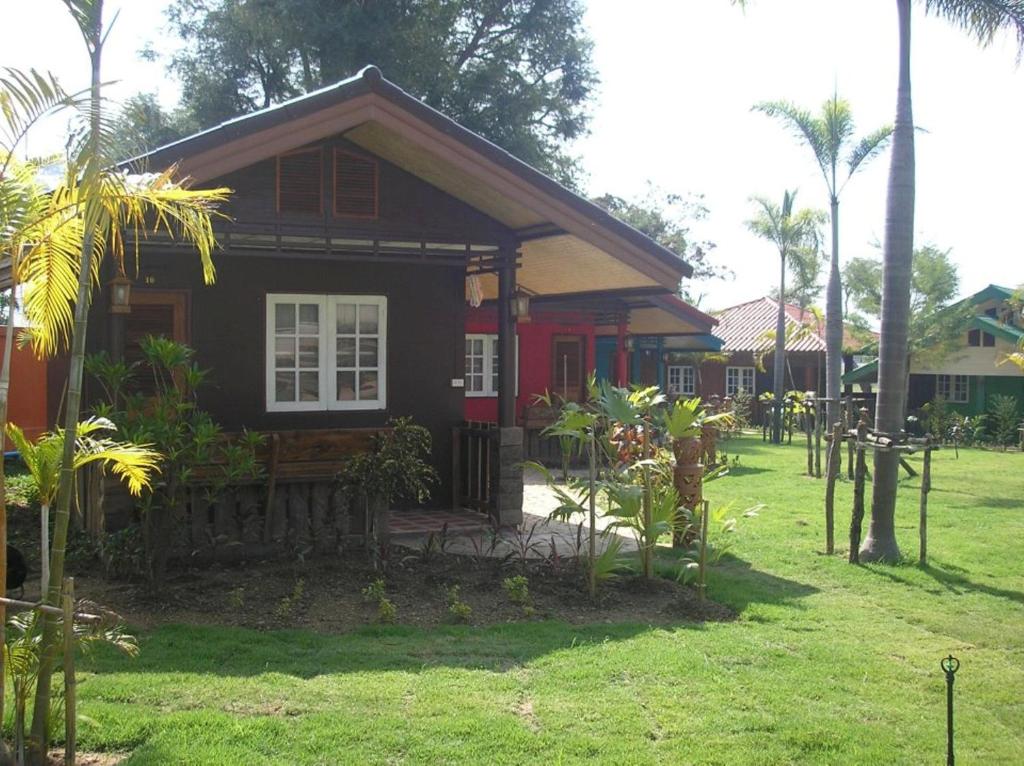 Zahrada ubytování Tamarind Grand Resort Mae Sariang