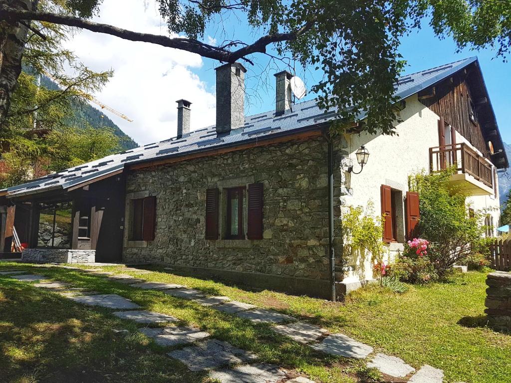 une maison en pierre avec un toit en gambrel dans l'établissement 5BR Chalet 300m from center Chamonix, à Chamonix-Mont-Blanc