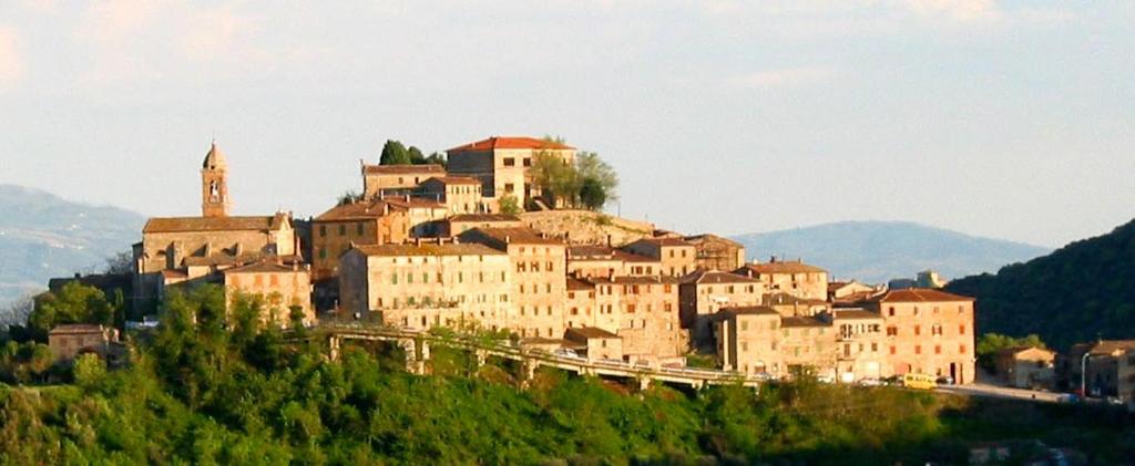 Une grande ville au sommet d'une colline dans l'établissement Locanda il Cacciatore, à Pari