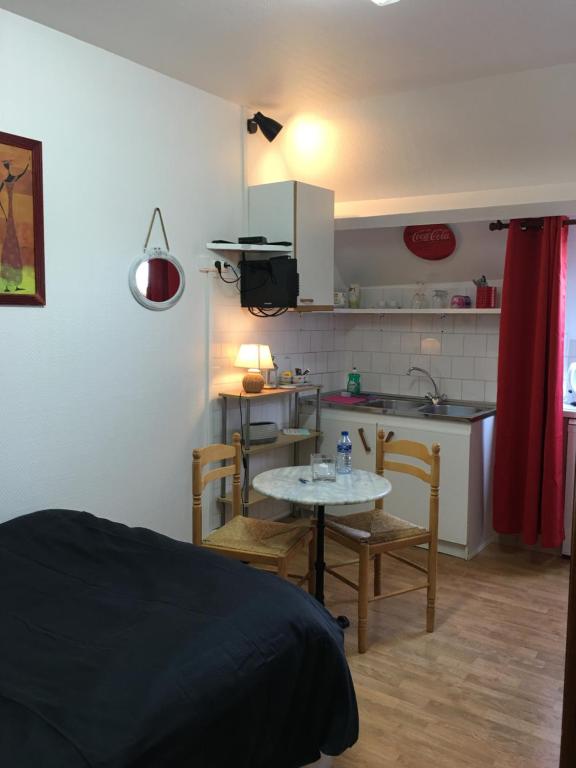 Aux Pieds de La Cathedrale - Studio Apartment