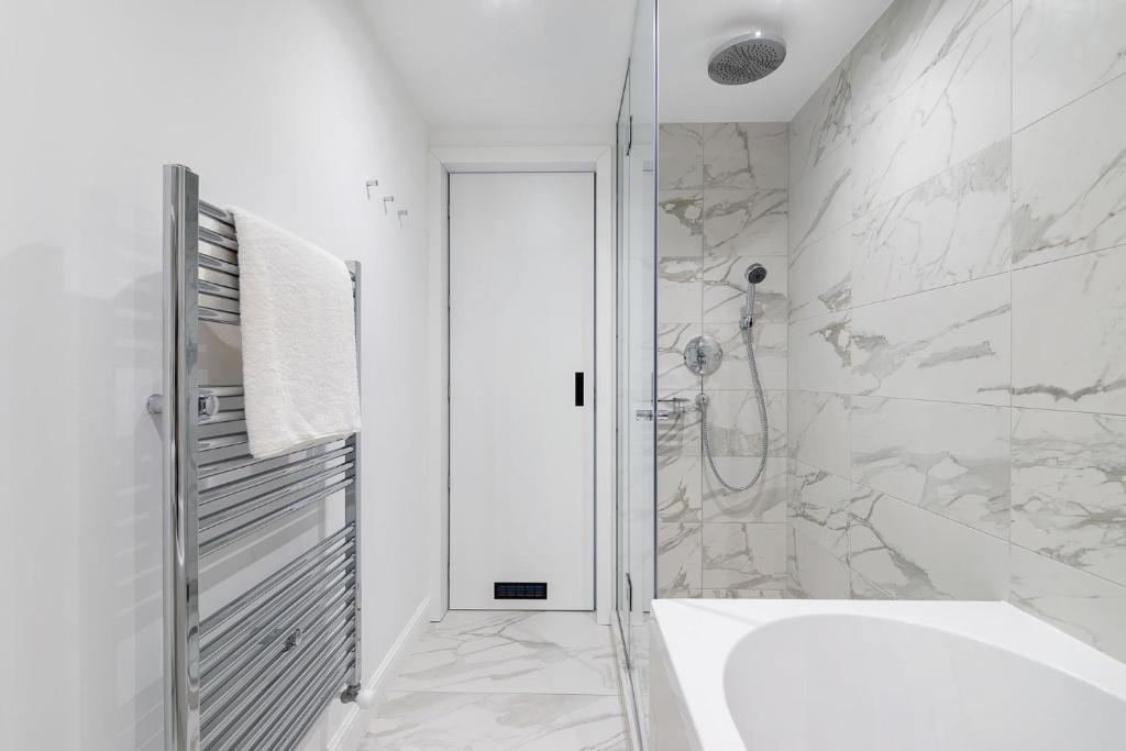 Kúpeľňa v ubytovaní Erkel Boutique Apartment–Chic flat by Market Hall