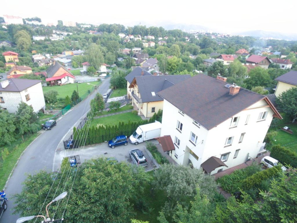ビェルスコ・ビャワにあるHostel Zgrabnaの車通りの景色