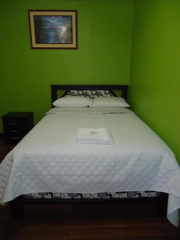 Postel nebo postele na pokoji v ubytování Hostal Bolívar Inn