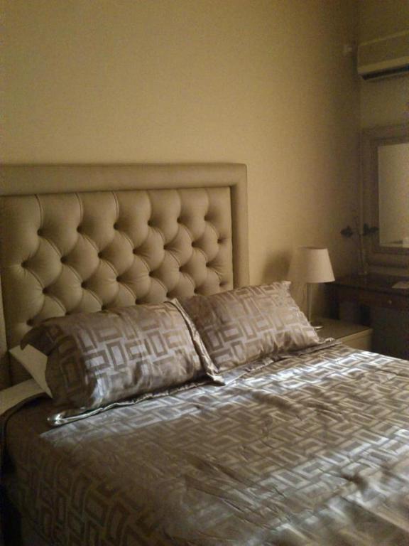 Postel nebo postele na pokoji v ubytování Queens Leriotis Hotel