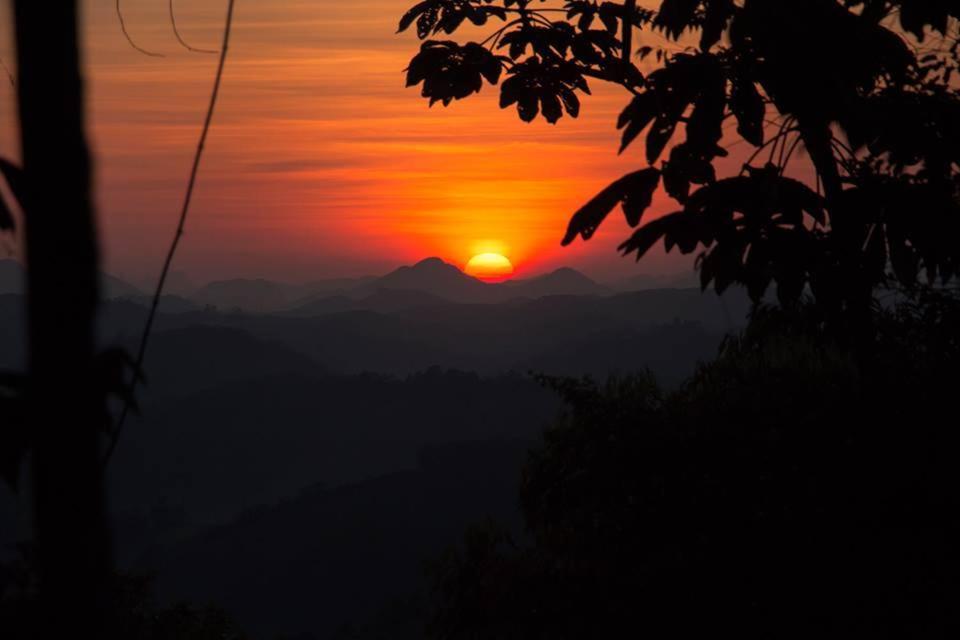 a sunset with a mountain in the background at Hospedagem Brilho da Lua in Divino de São Lourenço