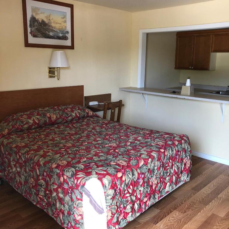 Postel nebo postele na pokoji v ubytování Country Host Inn
