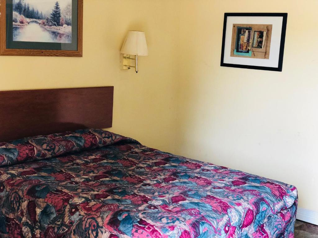 Postel nebo postele na pokoji v ubytování Country Host Inn