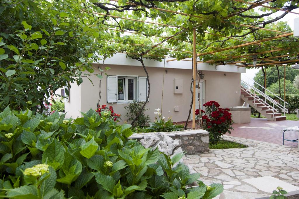 una casa con un jardín delante de ella en Little Nautilus en Tivat