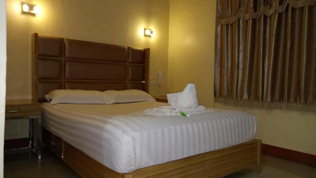 Postel nebo postele na pokoji v ubytování Jeamco Royal Hotel-Cotabato