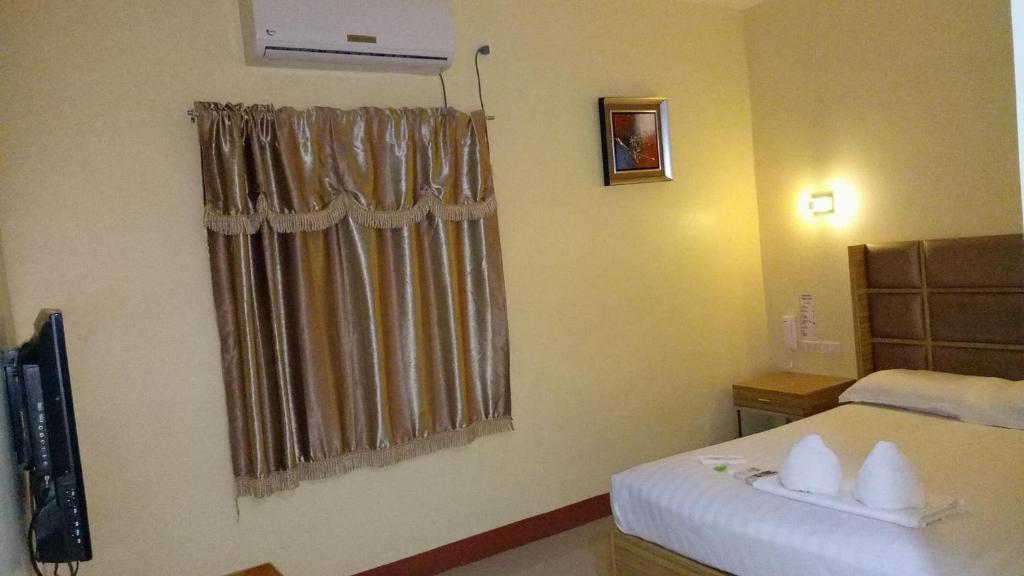 Postel nebo postele na pokoji v ubytování Jeamco Royal Hotel-Cotabato