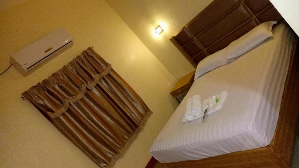 Postel nebo postele na pokoji v ubytování Jeamco Royal Hotel-Cotabato