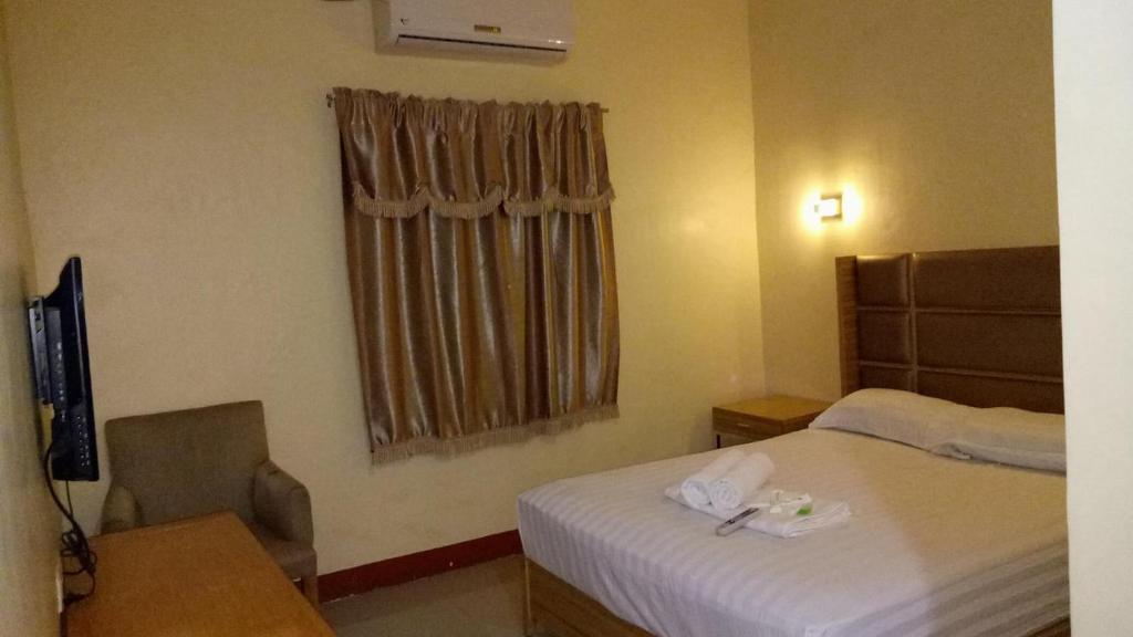 Postel nebo postele na pokoji v ubytování Jeamco Royal Hotel-Cotabato