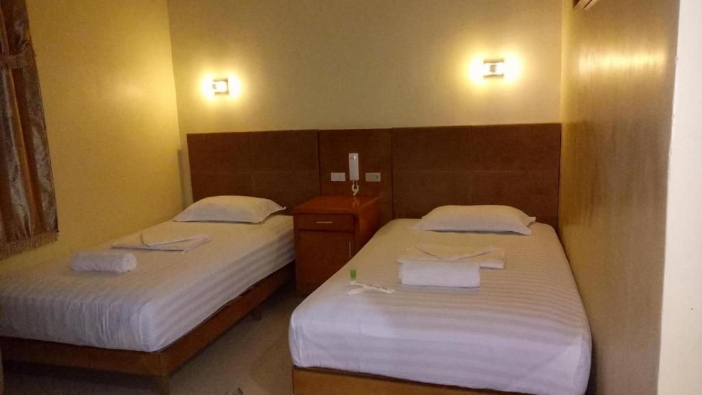 Postel nebo postele na pokoji v ubytování Jeamco Royal Hotel-Cotabato