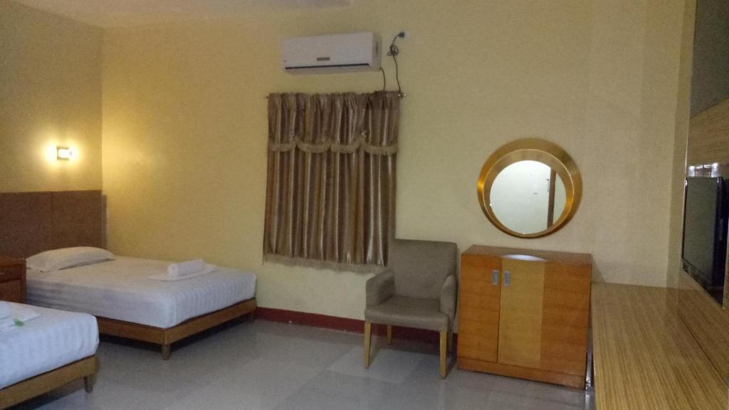 Postel nebo postele na pokoji v ubytování Jeamco Royal Hotel-Cotabato