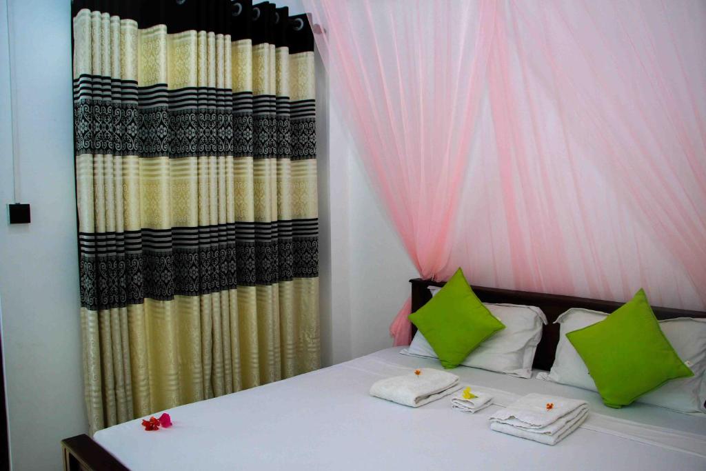 Postel nebo postele na pokoji v ubytování Miracle Home Stay