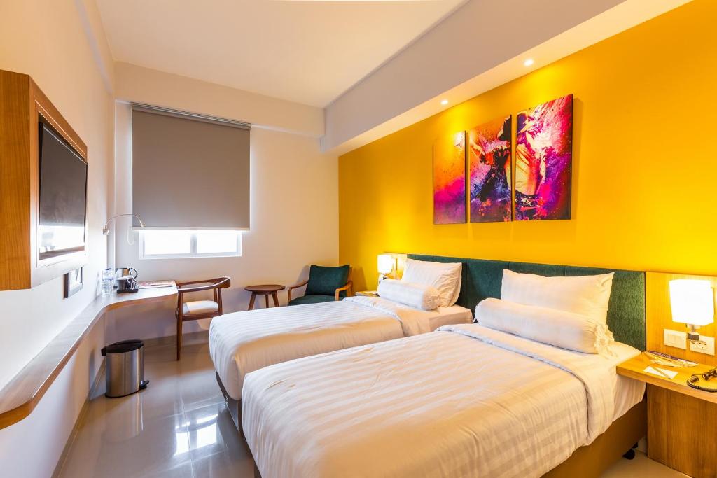 Postel nebo postele na pokoji v ubytování Great Diponegoro Hotel Surabaya