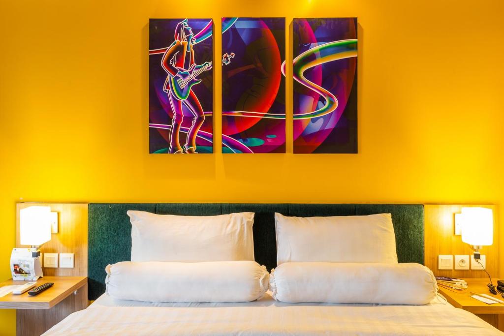 Postel nebo postele na pokoji v ubytování Great Diponegoro Hotel Surabaya