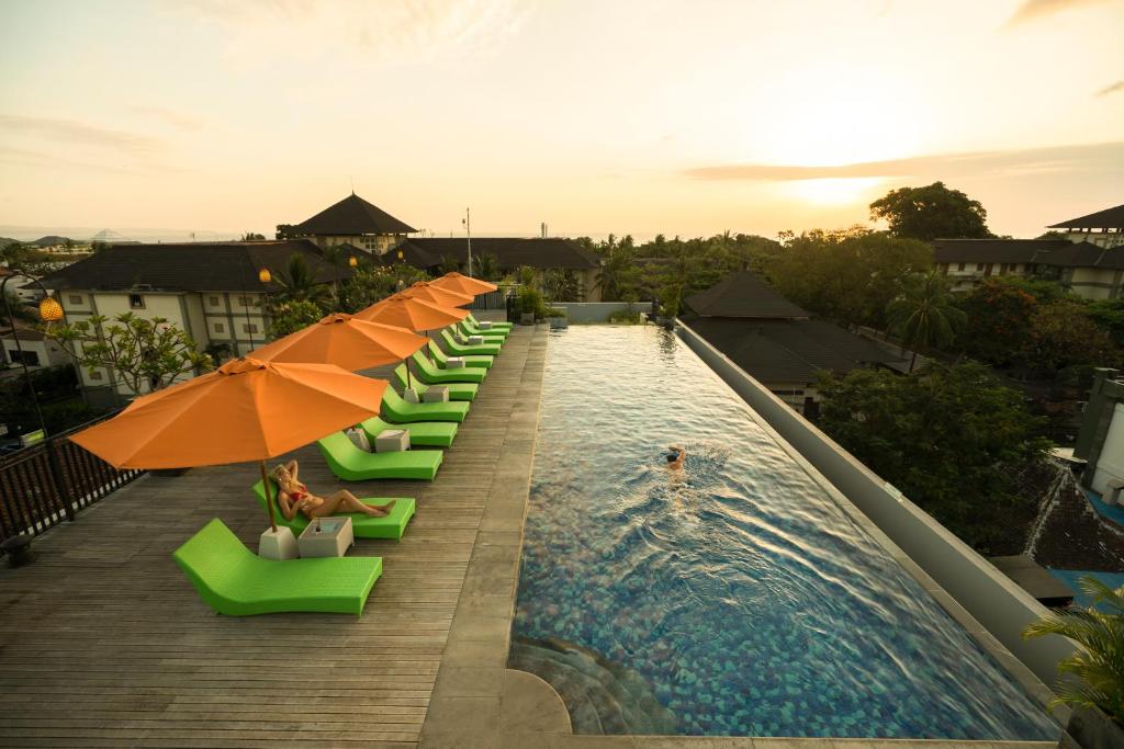 Bazén v ubytování Zest Legian by Swiss-Belhotel International nebo v jeho okolí