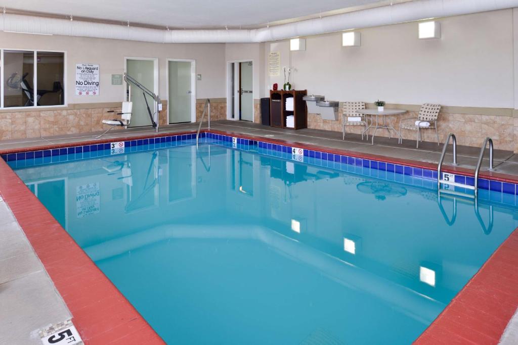 Bazén v ubytování Best Western Plus Frontier Inn nebo v jeho okolí