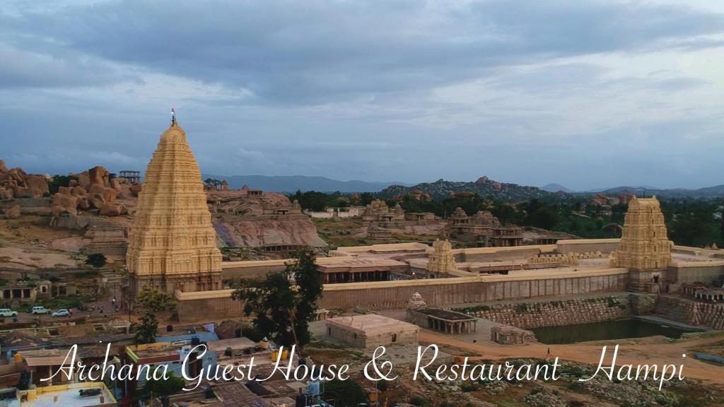 una vista aérea de una antigua casa de huéspedes y daños residenciales en Archana Guest House River View, en Hampi