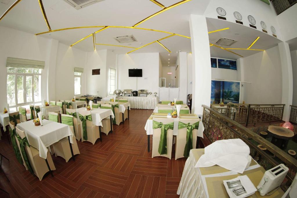 TV a/nebo společenská místnost v ubytování Virtue Highland Hotel