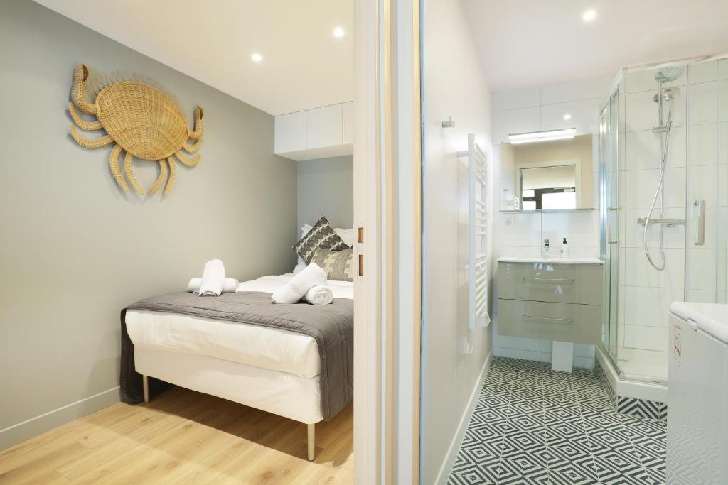 - une petite chambre avec un lit et une salle de bains dans l'établissement Rent a Room - Chenier Paradise, à Paris