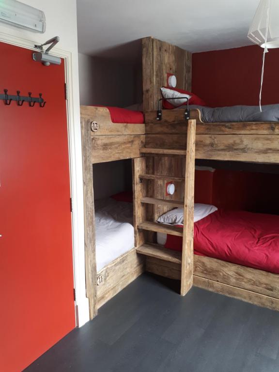 Postel nebo postele na pokoji v ubytování Ty Glyndwr Bunkhouse, Bar and cafe