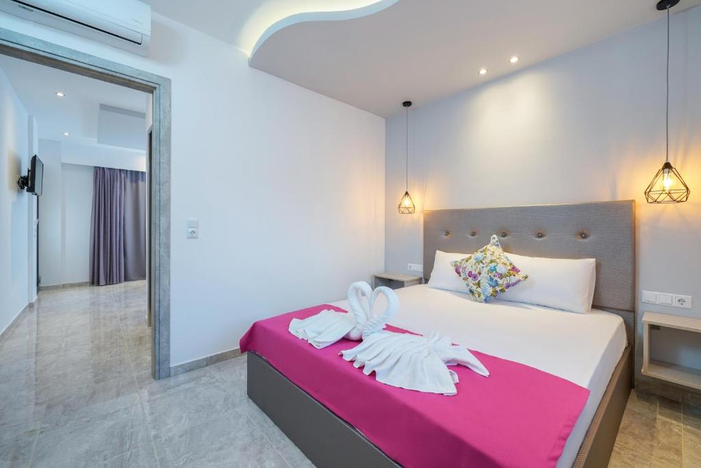 Postel nebo postele na pokoji v ubytování Eridon Suites