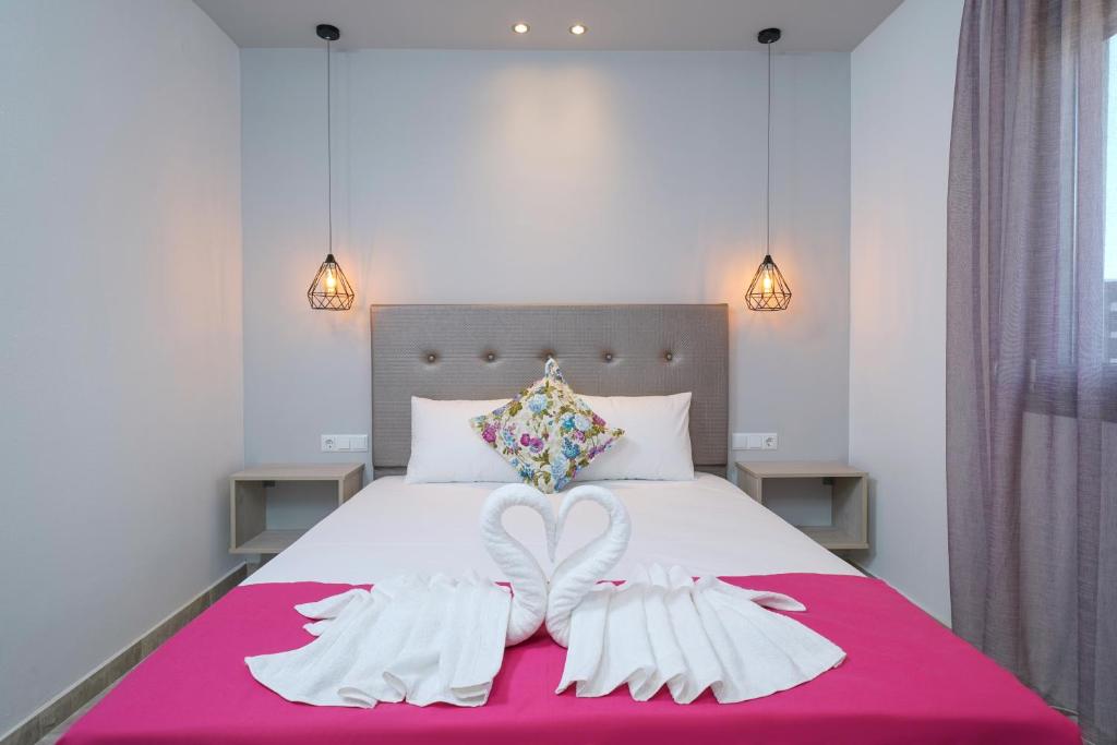 Postel nebo postele na pokoji v ubytování Eridon Suites