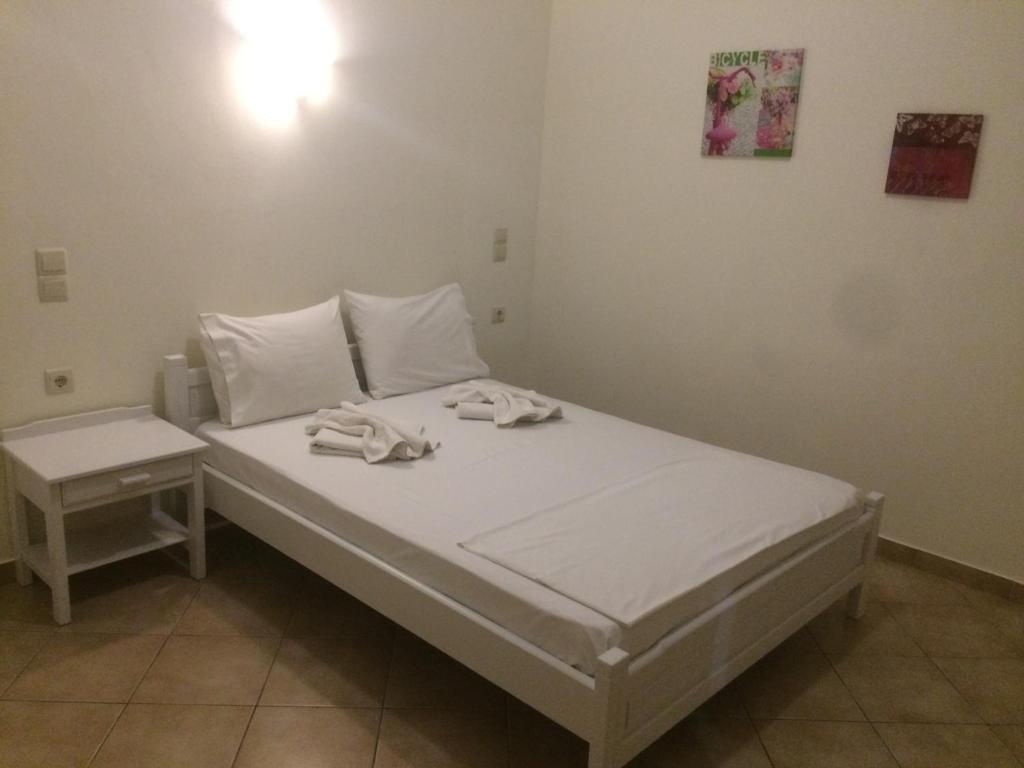Postel nebo postele na pokoji v ubytování Molos Beach Rooms