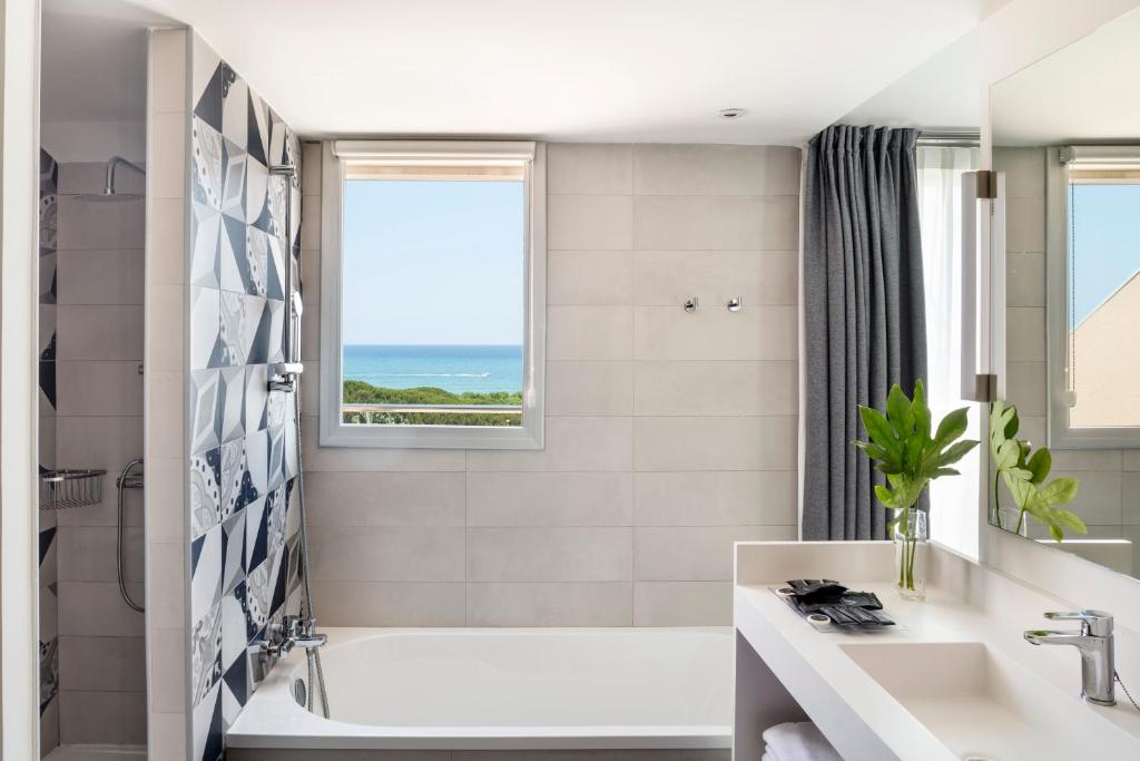 Koupelna v ubytování AQUA Hotel Onabrava & Spa 4*Sup