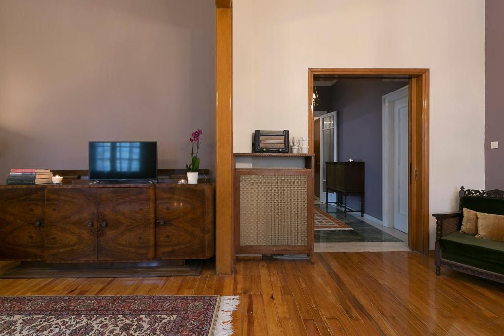 Televízia a/alebo spoločenská miestnosť v ubytovaní Authentic Retro Flat in City Center #FeelsLikeHome