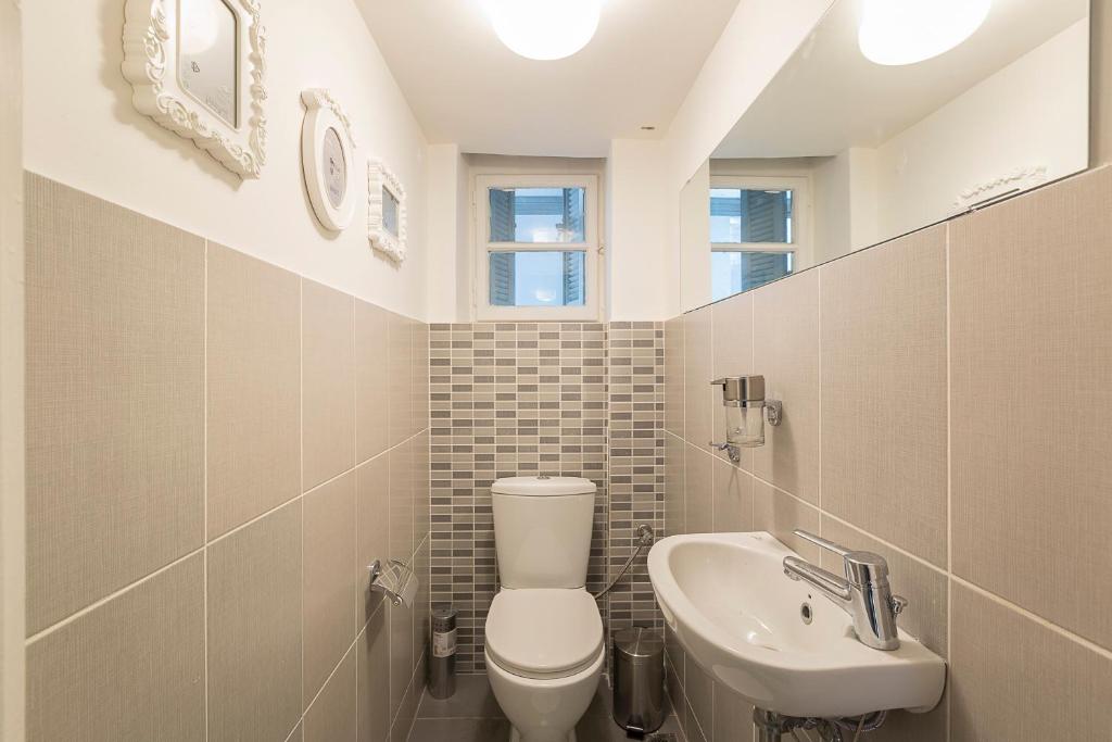 Kúpeľňa v ubytovaní Authentic Retro Flat in City Center #FeelsLikeHome