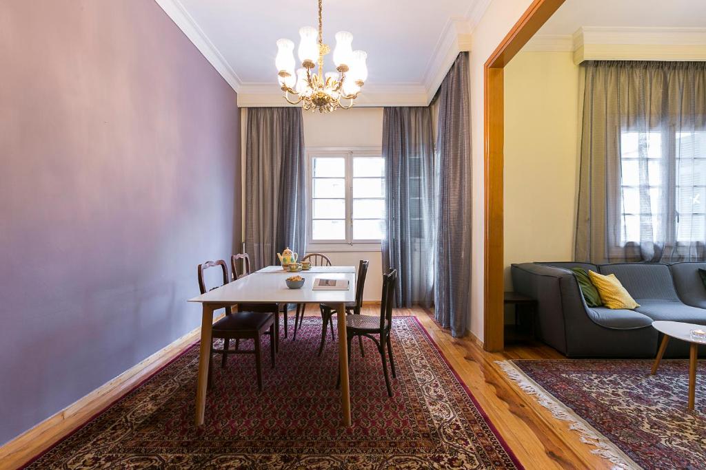 Posedenie v ubytovaní Authentic Retro Flat in City Center #FeelsLikeHome