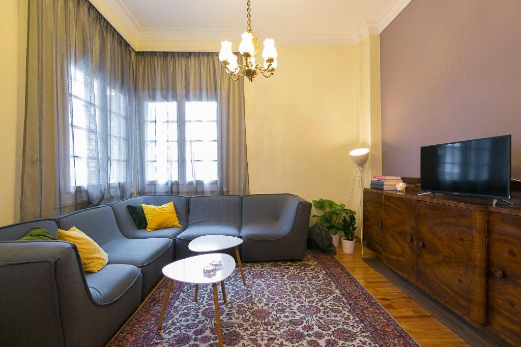 Televízia a/alebo spoločenská miestnosť v ubytovaní Authentic Retro Flat in City Center #FeelsLikeHome
