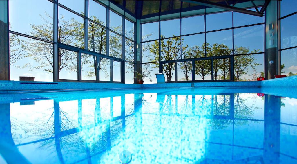 Bazén v ubytovaní Spa & Wellness Hotel Diament Ustroń alebo v jeho blízkosti