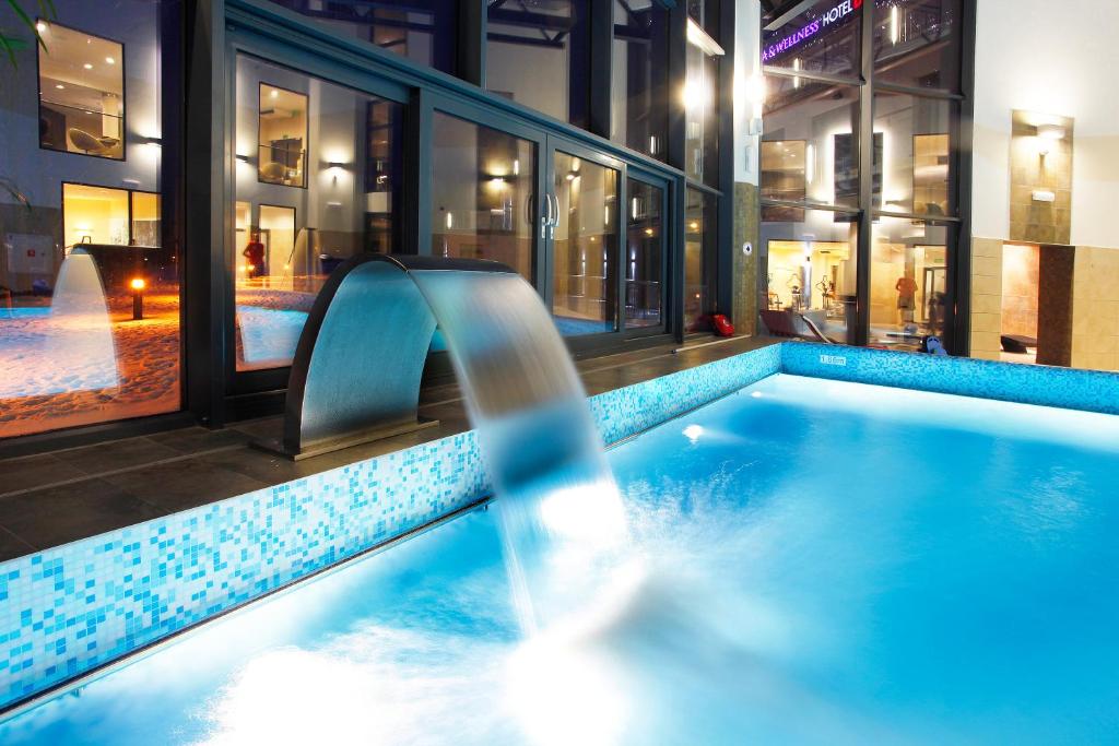 Bazén v ubytovaní Spa & Wellness Hotel Diament Ustroń alebo v jeho blízkosti