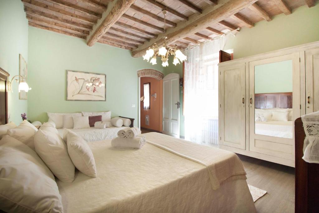 Säng eller sängar i ett rum på Deluxe Romantic Apartment Casina di Elena San Gimignano