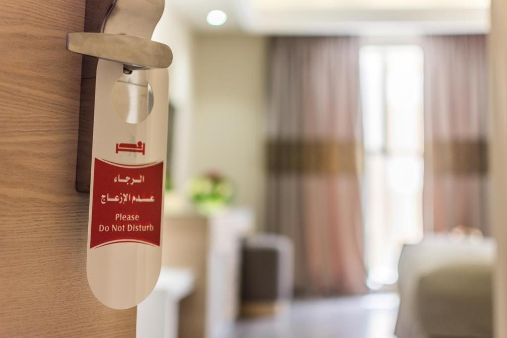 Postel nebo postele na pokoji v ubytování Ewaa Express Hotel - Al Hamra