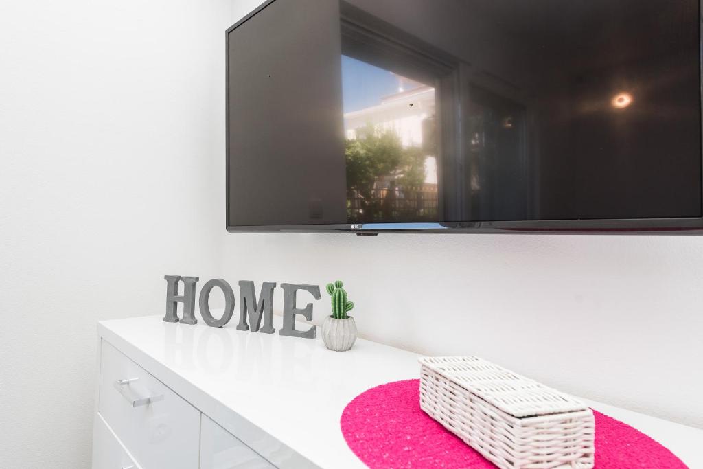 Televízia a/alebo spoločenská miestnosť v ubytovaní Apartments Janice