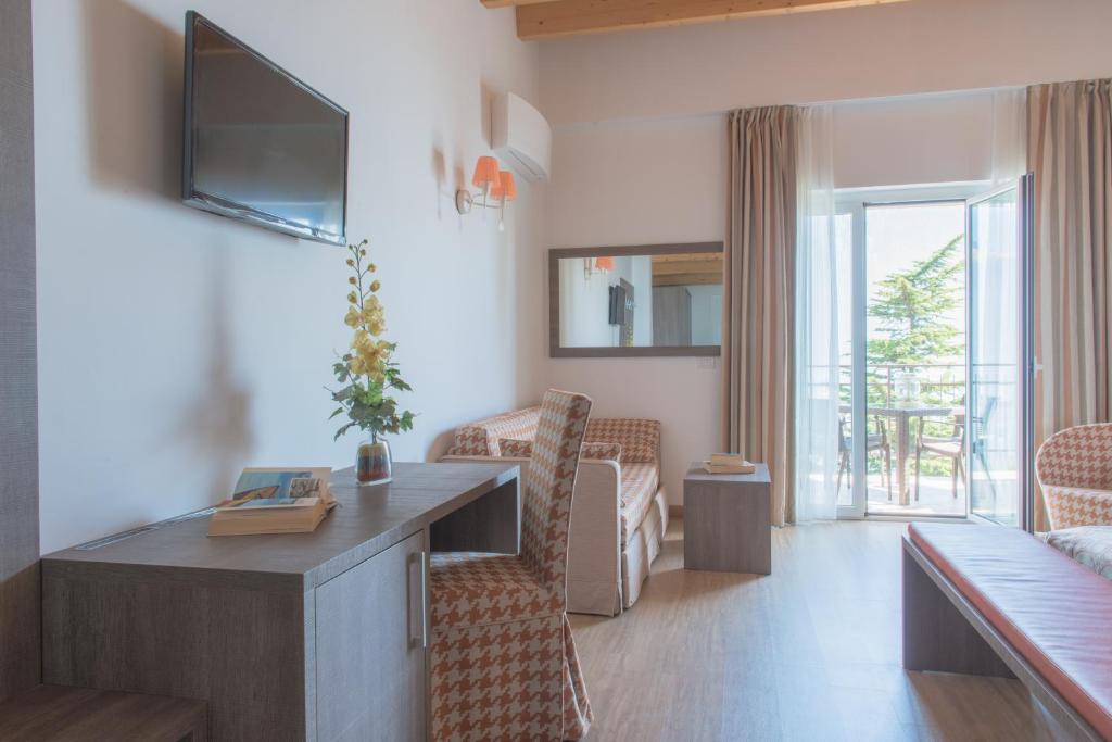 TV a/nebo společenská místnost v ubytování Village Hotel Lucia
