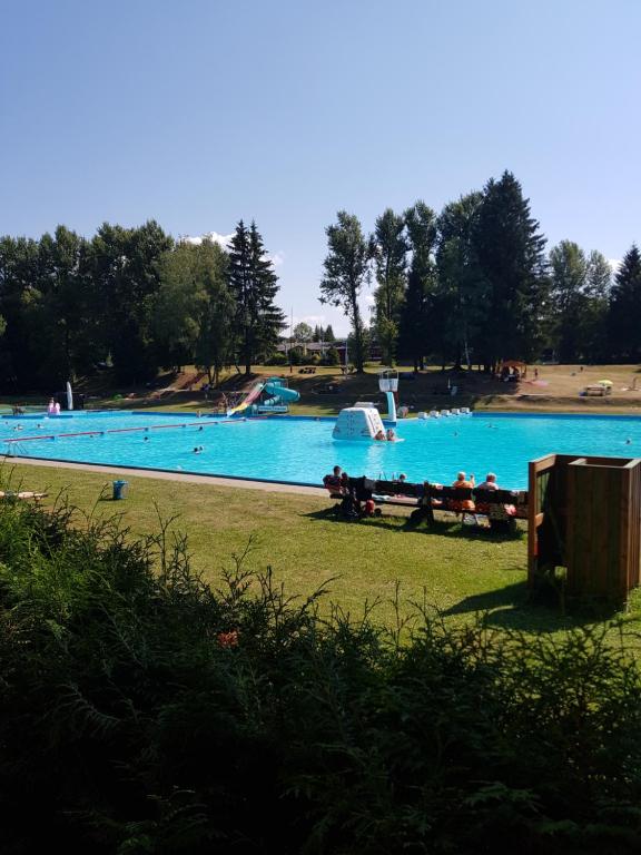 Ferienwohnung am Schwimmbad, Grossbreitenbach – Aktualisierte Preise für  2022