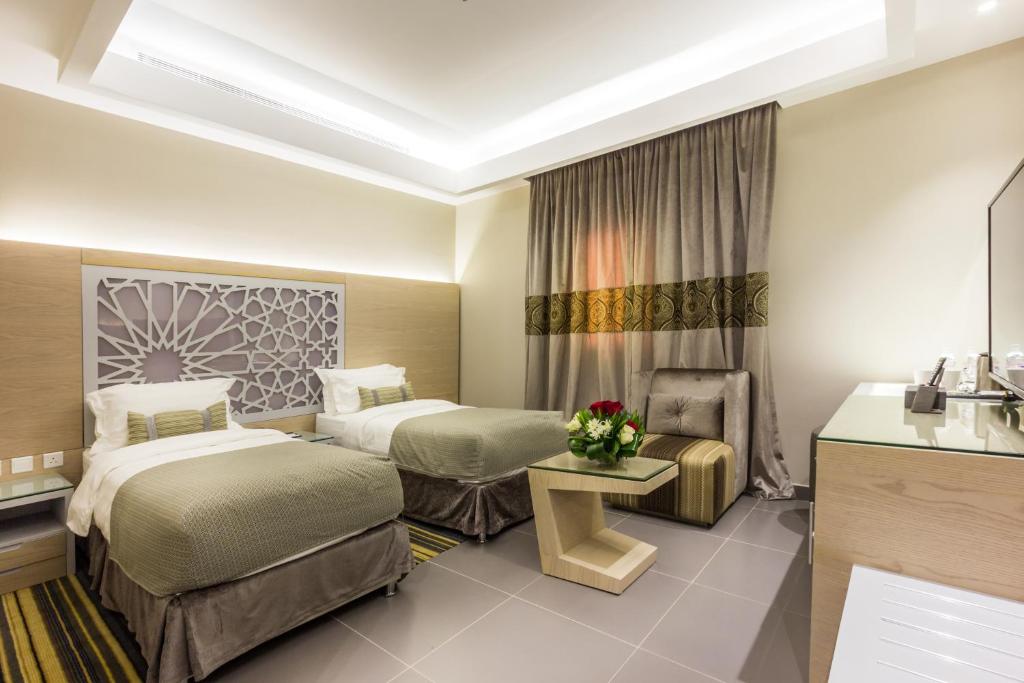 Postel nebo postele na pokoji v ubytování Ewaa Express Hotel - Al Hamra