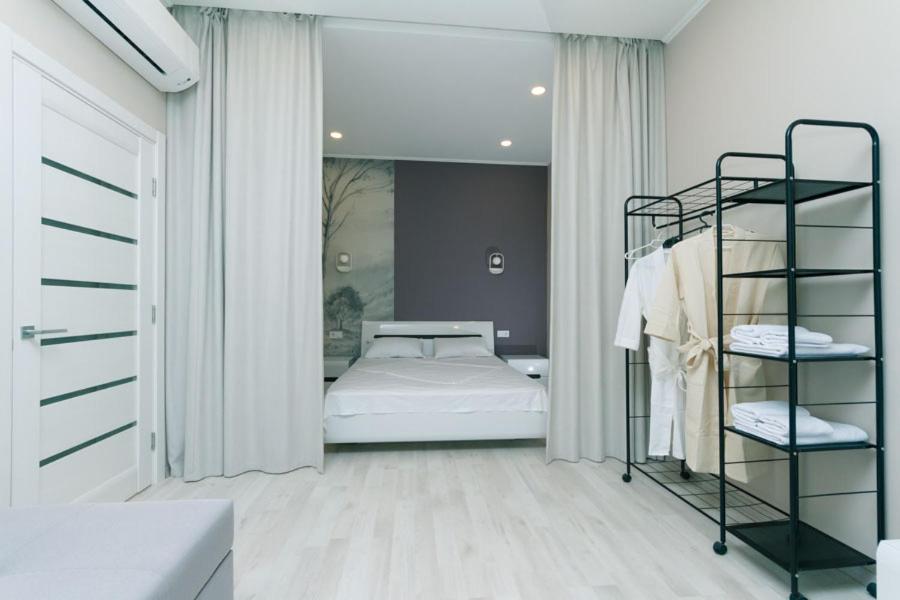 1 dormitorio con 1 cama y 1 litera en Apartment in Smart Plaza en Kiev